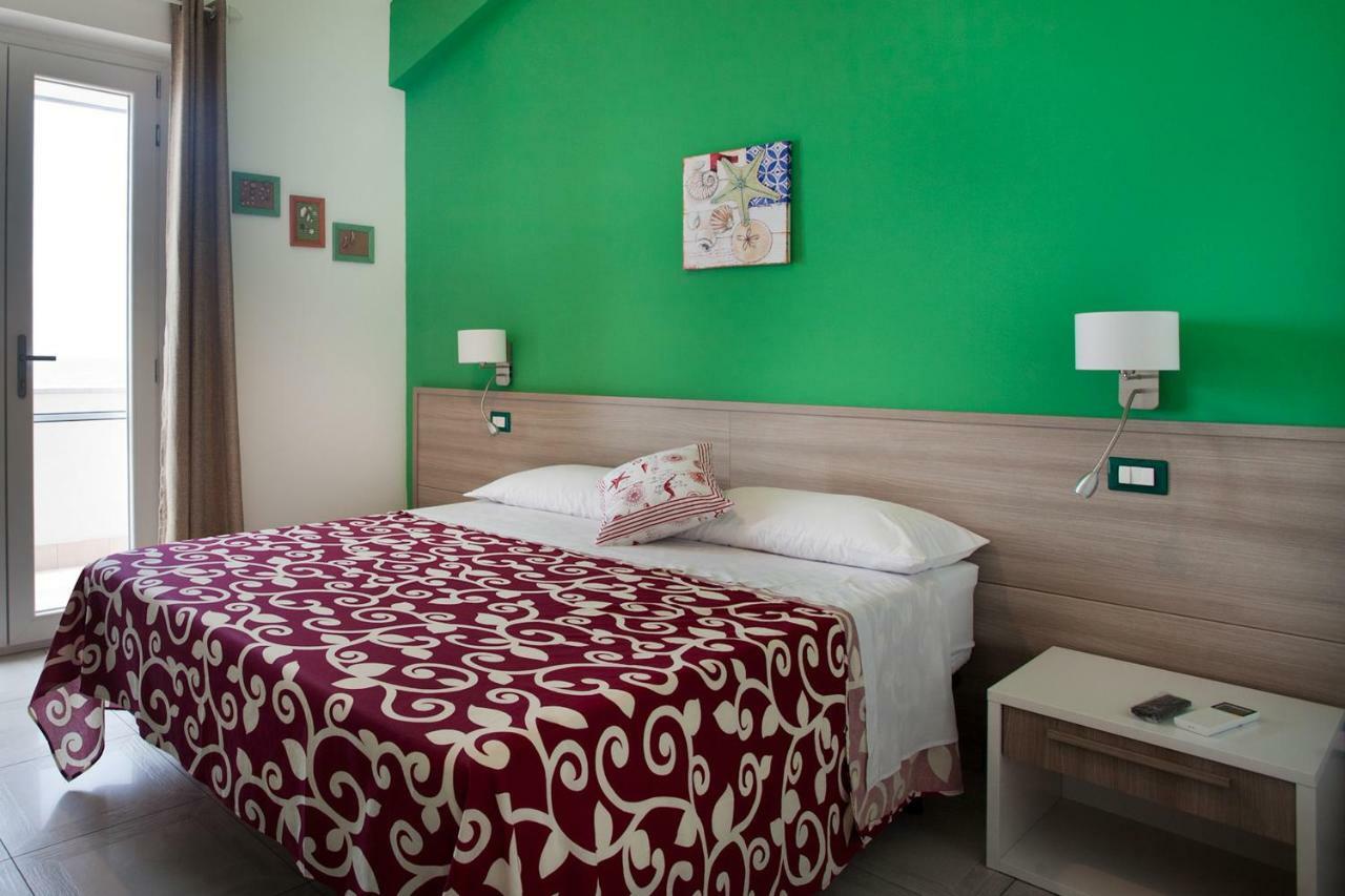 B&B A Due Passi Dal Mare Катона Экстерьер фото